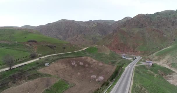 Kronkelende serpentine weg in hooggebergte in Tadzjikistan. — Stockvideo