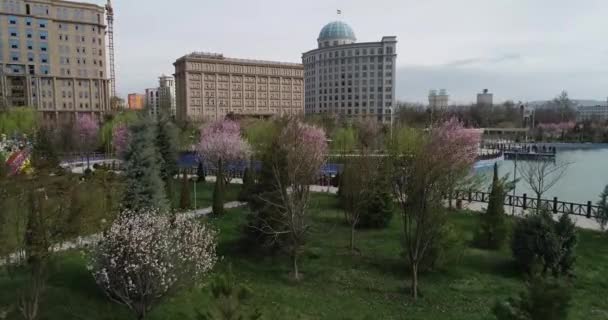 DUSHANBE, TAJIKISTÁN - 12 DE AGOSTO DE 2018: Parque Rudaki y Biblioteca Nacional, Dushanbe, Tayikistán, Asia Central . — Vídeos de Stock