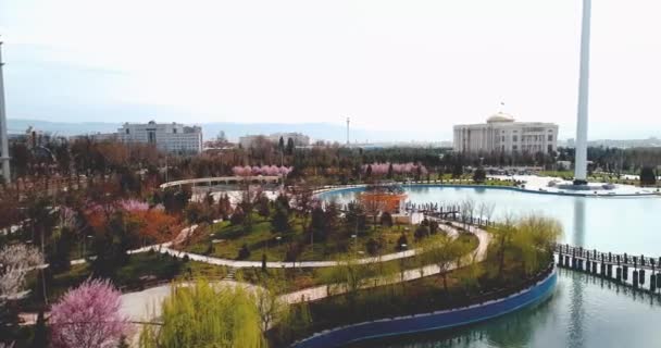 DUSHANBE, TAJIKISTAN - 12 agosto 2018: Rudaki park and National Library, Dushanbe, Tagikistan, Asia centrale. tonificante moderno — Video Stock