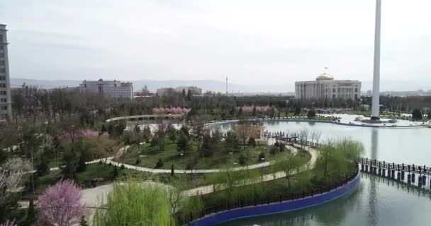 Dushanbe, Tádžikistán-srpen, 12, 2018: Park Rudaki a národní knihovna, Dushanbe, Tádžikistán, střední Asie. — Stock video