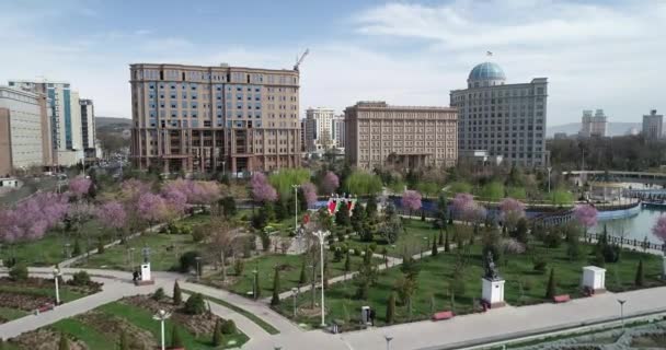 ДУШАНБЕ, ТАДЖИКИСТАН - 12 августа 2018 года: Парк Рудаки и Национальная библиотека, Душанбе, Таджикистан, Центральная Азия . — стоковое видео