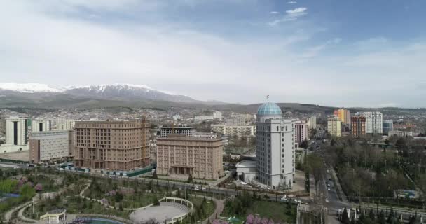 Duşanbe, Tacikistan - 12 Ağustos 2018: Rudaki parkı ve Milli Kütüphanesi, Duşanbe, Tacikistan, Orta Asya. — Stok video