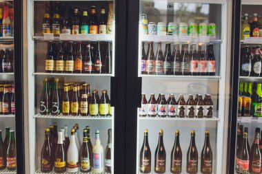 Ufa, Rusya 5, 2018: Çeşitli şişe ler zanaat, microbrew, Ipa, dünyanın dört bir yanından gelen yerli ve ithal biralar süpermarket soğutucusunda raflarda sergileniyor. Alkol içen arka plan. Panorama stili.