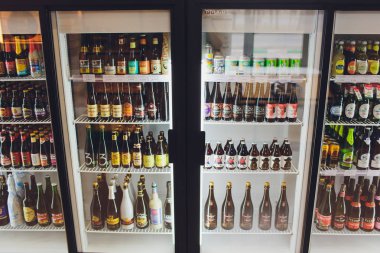 Ufa, Rusya 5, 2018: Çeşitli şişe ler zanaat, microbrew, Ipa, dünyanın dört bir yanından gelen yerli ve ithal biralar süpermarket soğutucusunda raflarda sergileniyor. Alkol içen arka plan. Panorama stili.