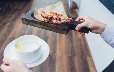 Izgara karides şişleri. Deniz ürünleri, kabuklu deniz ürünleri. Karides Karides.