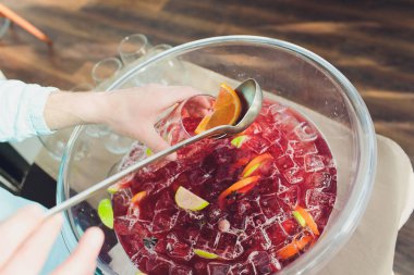 Bir kepçe ile soğuk sangria büyük bir şişe.