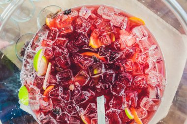 Bir kepçe ile soğuk sangria büyük bir şişe.