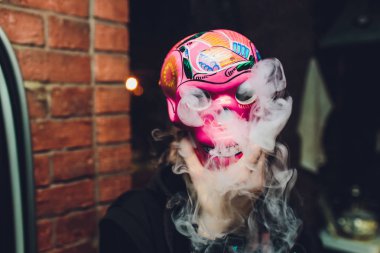 Renkli kafatasları, seramik ölüm sembolü pazarda, ölüm gününde, Meksika 'da.