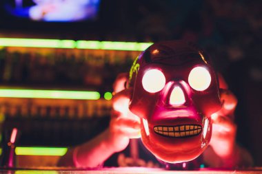 Renkli kafatasları, seramik ölüm sembolü pazarda, ölüm gününde, Meksika 'da.