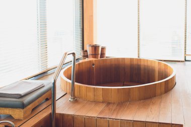 Pencerenin yanındaki saunada rahat bir banyo yaptıran jakuzi.