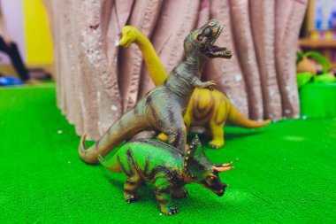 Dinozorlar figürinler, birlikte bir çıkıntının üzerinde yerleştirilen.