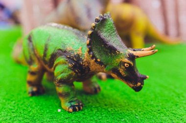 Dinozorlar figürinler, birlikte bir çıkıntının üzerinde yerleştirilen.