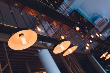 Turuncu ampullü retro bakır lamba.