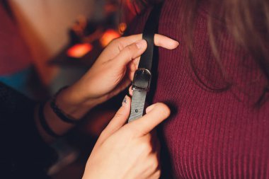 Bayan giyen swordbelt poz sabitleme dantel siyah arka plan üzerine izole alay satır güzel çekici çekici sportif kas mükemmel uygun şekil formunun kırpılmış görünümü.