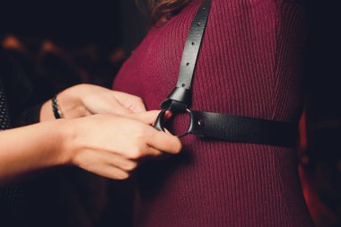 Bayan giyen swordbelt poz sabitleme dantel siyah arka plan üzerine izole alay satır güzel çekici çekici sportif kas mükemmel uygun şekil formunun kırpılmış görünümü.