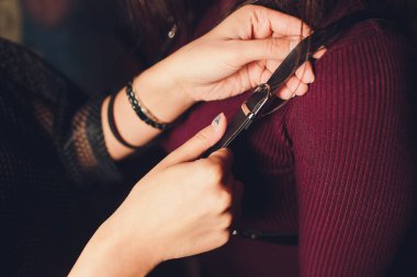 Bayan giyen swordbelt poz sabitleme dantel siyah arka plan üzerine izole alay satır güzel çekici çekici sportif kas mükemmel uygun şekil formunun kırpılmış görünümü.