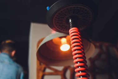 Restoranın iç arka plan karşı duman bulutu ile Trendy nargile.