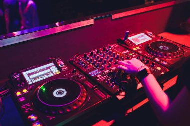 DJ turntable konsol karıştırıcısıName.