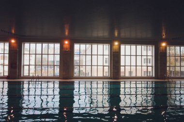 Lüks yüzme havuzu, lüks otelin bir parçası.