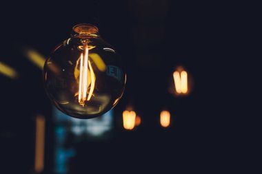 Retro ampuller mağaza asılı, dekore iç lüks ile, demirbaşlar güzel modernite Tasarımcısı birleştirmek, tavanda lambalar, güzel ortaya koydu.