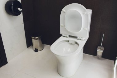 Standart Modern Banyoda Parlayan Tuvalet.