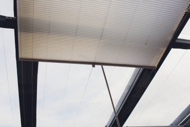 Oturma odasında penceresinde ahşap kepenkleri.