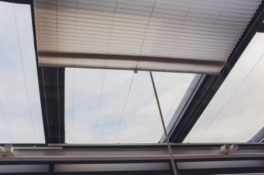 Oturma odasında penceresinde ahşap kepenkleri.