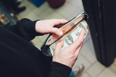 Bir adam elinde ruble ve dolar tutuyor, bir işadamı para elinde tutuyor..