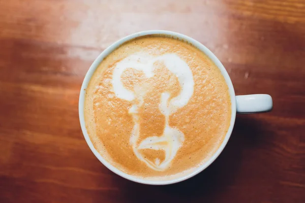 Mâle membre latte art tasse à café tyran barman . — Photo