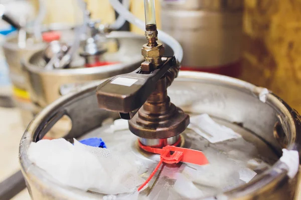 ビールホームキットを醸造し、クラフトビールシリコーンチューブを注ぐためのパイプ. — ストック写真