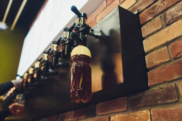 A nikkelezett sörcsapok sora a palackozó raktárban. — Stock Fotó