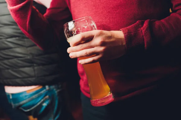 Primo piano di mano umana che tiene vetro di birra . — Foto Stock