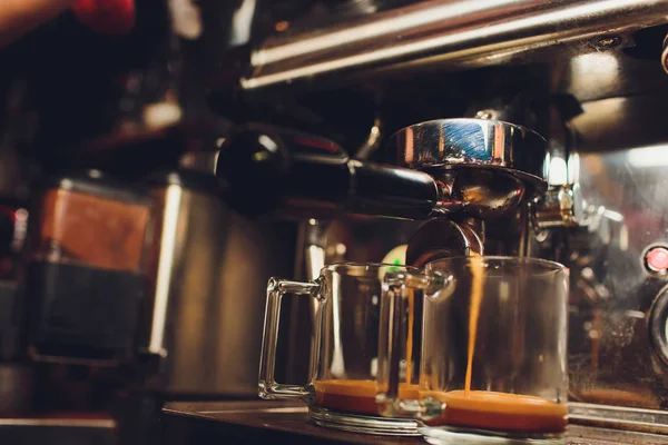 Café fresco preparado na máquina de café. Espresso em pequenas xícaras brancas . — Fotografia de Stock