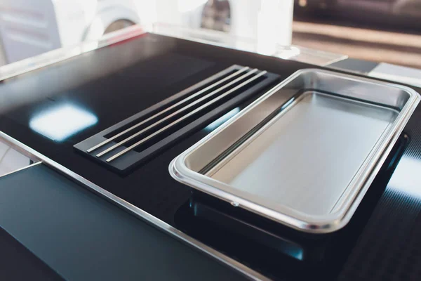 Крупним планом витяжка і керамічна кухонна плита на новій сучасній кухні . — стокове фото