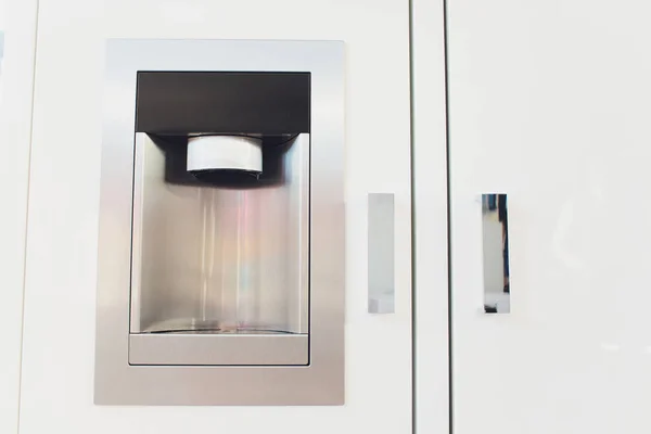 Холодильник льоду і водний Диспенсер сучасний дизайн стійка Закри. — стокове фото