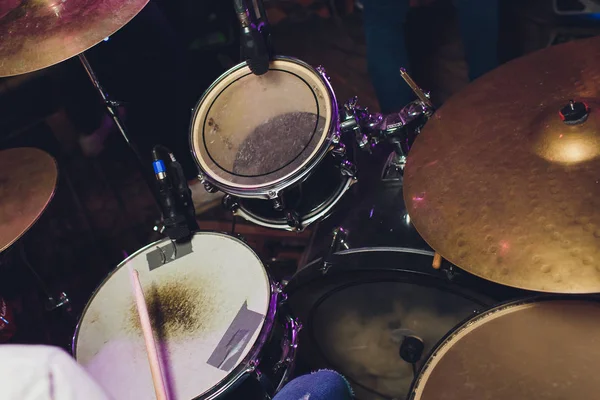 The drum set on the stage. Drummer. View from above. — Stock Photo, Image