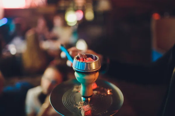 Chlápek, co měnil uhlí na vodní dýmka v atmosféře v hookahu. — Stock fotografie