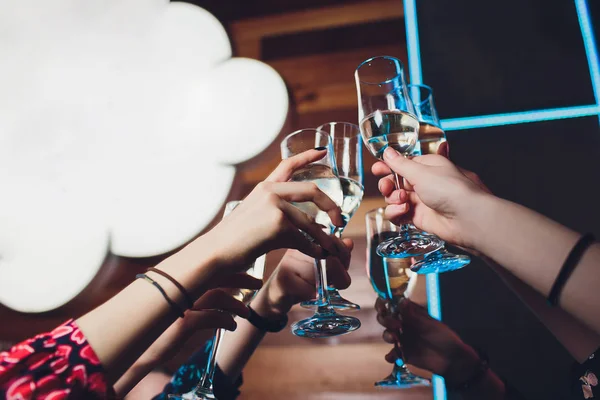 Las copas de champán en las manos de las personas en la fiesta . — Foto de Stock