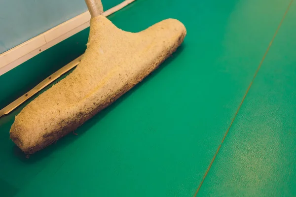 spor salonunda kauçuk döşeme Boş profesyonel voleybol sahası.