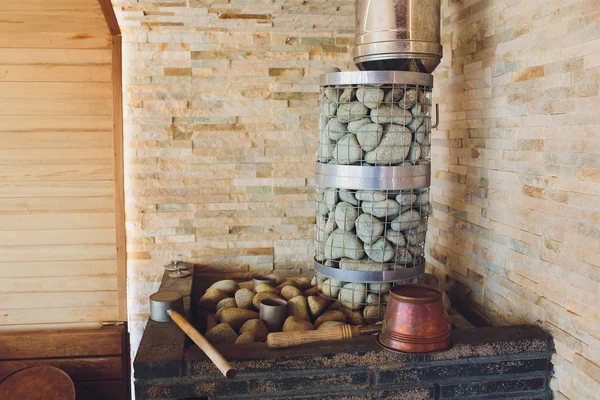 Soba ve ahşap duvarlar, kapalı yakın çekim taşlarla geleneksel Fin saunası iç. — Stok fotoğraf