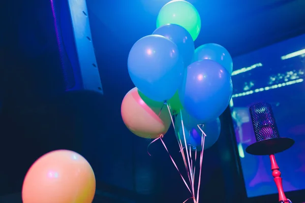 Abstraktní rozmazaná oslava s balónem, koncepce zábavního životního stylu. — Stock fotografie