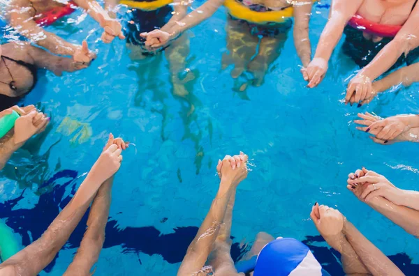 A nők vízi aerobikban edzenek, megtanulnak úszni. kör csapat kéz — Stock Fotó