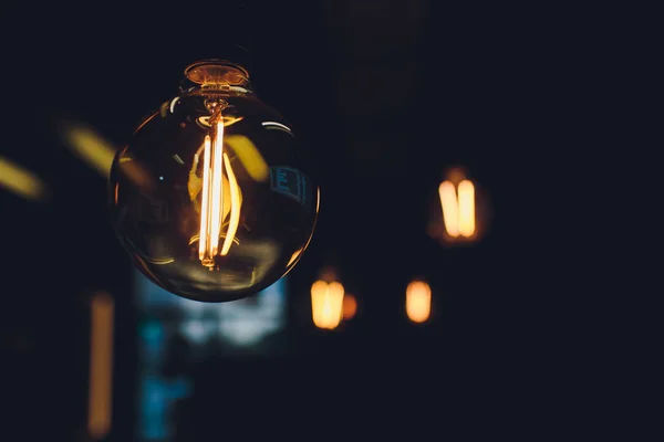 Retro light bulbs hanging in department store, with decorate interior luxury, fixtures combine beautiful modernity Designer, lamps on the ceiling, beautifully laid out. — Stock Photo, Image