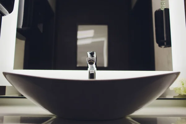 Interior del baño con lavabo negro y grifo . —  Fotos de Stock