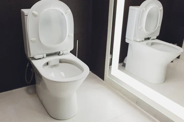 Toilet dat gloeit in een standaard moderne badkamer. — Stockfoto
