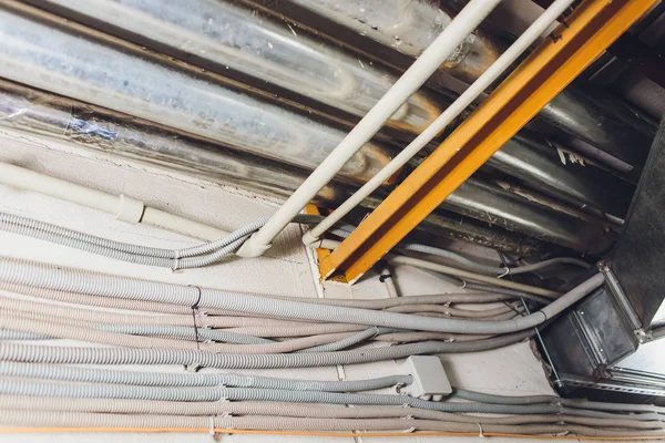 Colocação de redes de engenharia. Tubos de ventilação. Ar condicionado dos edifícios. Instalação de tubulação. Piso técnico. Manutenção de redes de cabos. — Fotografia de Stock