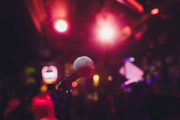 Microfone no palco contra um contexto de auditório . — Fotografia de Stock
