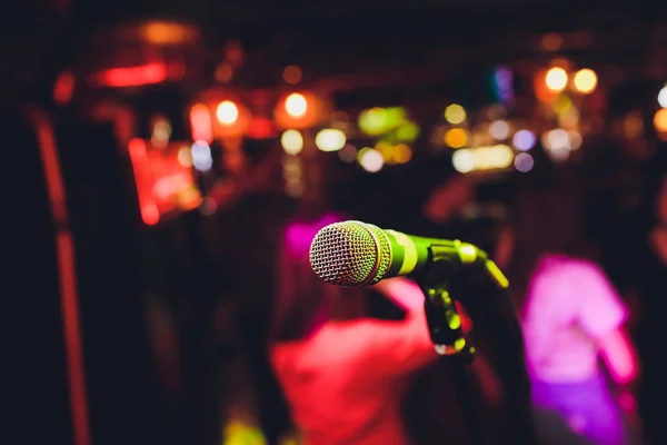 Microfoon op het podium tegen een achtergrond van auditorium. — Stockfoto