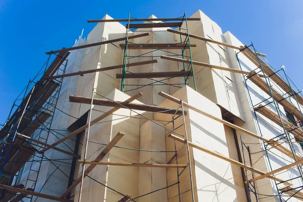 Außensanierung eines modernen Hauses, Gerüstturm. Stockbild