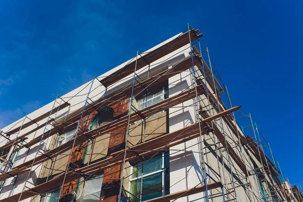 Außensanierung eines modernen Hauses, Gerüstturm. Stockfoto